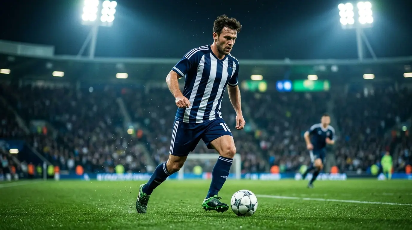 Fotbalista v pruhovaném dresu vede míč během vyřazovacího zápasu MS 2026 pod reflektory