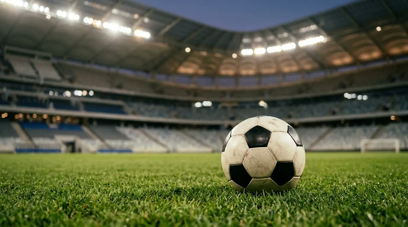 Detail fotbalového míče na trávníku prázdného stadionu před vyřazovacím zápasem MS 2026