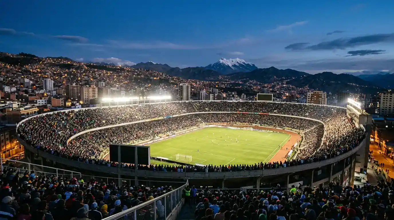 Panorama velkého fotbalového stadionu ve vysoké nadmořské výšce při večerním zápase MS 2026
